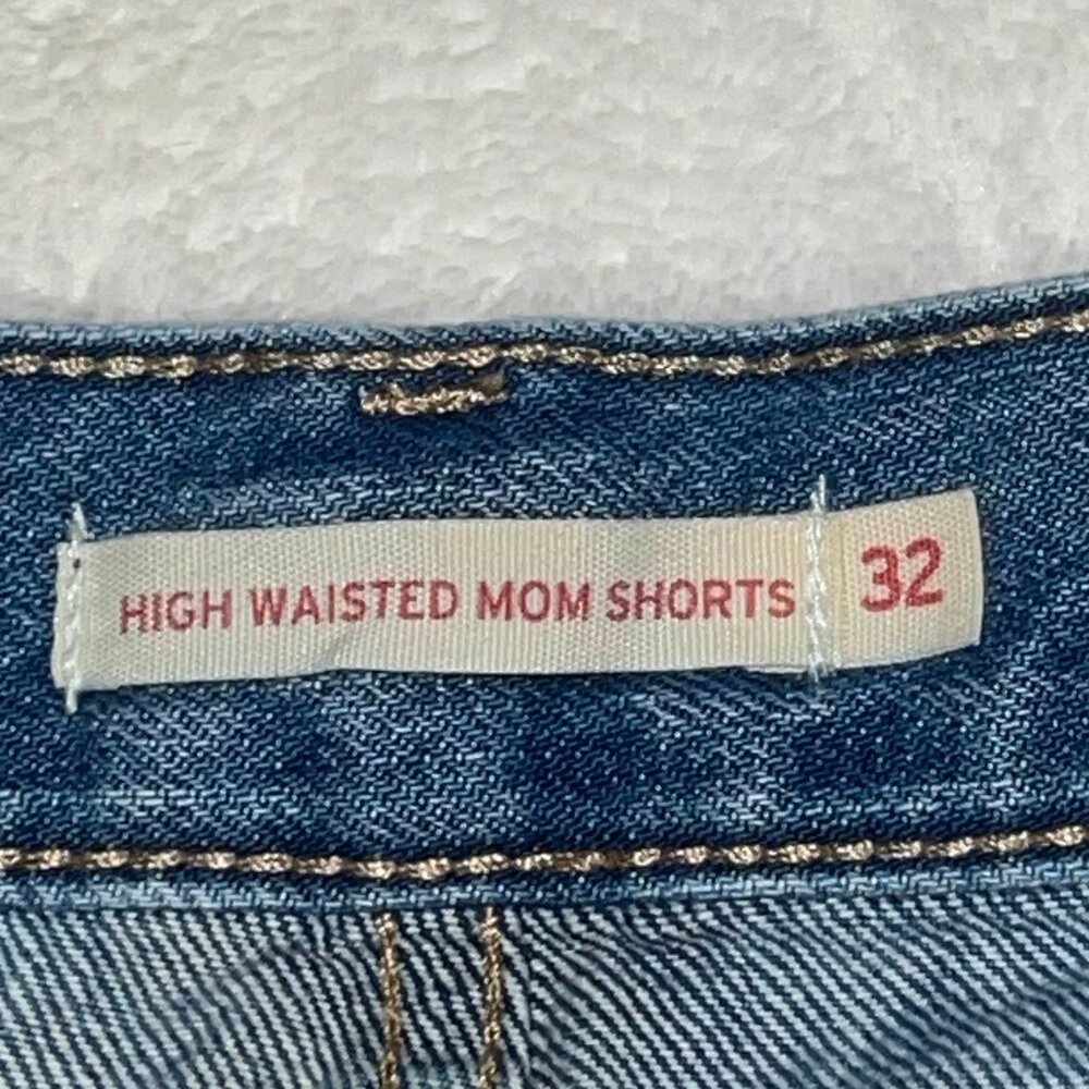 Levi's High Waisted Mom Jean Shorts Women 30x14 size 32 Blue Denim 100% Cotton - Picture 2 of 10